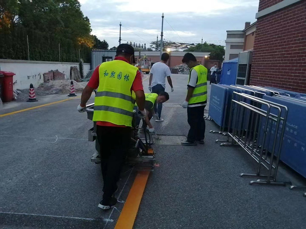 奕歐來購物村道路劃線